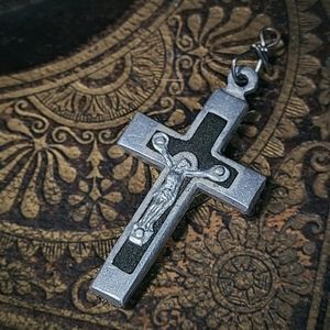 Vintage cross / crusifex pendant!